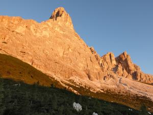 Monte Pelmo dorato all'alba