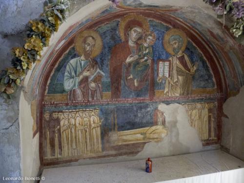 Dipinti tra i resti dell'Abbazia di Santa Maria della Ferraria