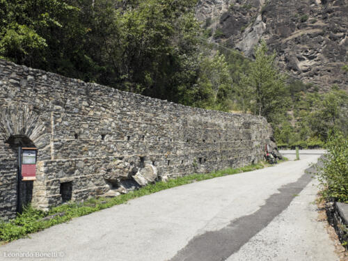 I muri di sostegno sulla Via delle Gallie in località Mecosse