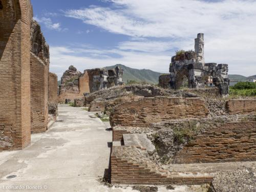 I resti dei muri in laterizio nell'anfiteatro di Capua