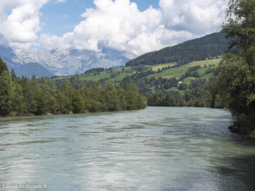 Il fiume Salzach e la mole dei monti Tennen