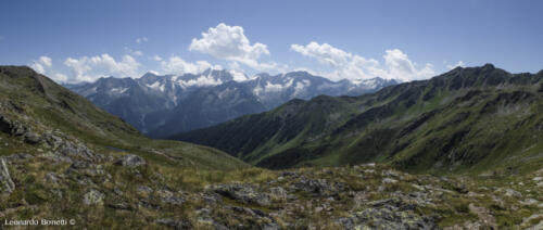 L'alta Val di Strino e il panorama di cime dell'Adamello