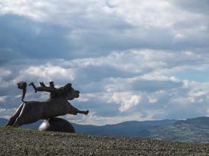 Tappa 1. La puledra e il viandante, scultura in bronzo - Montefabbri.